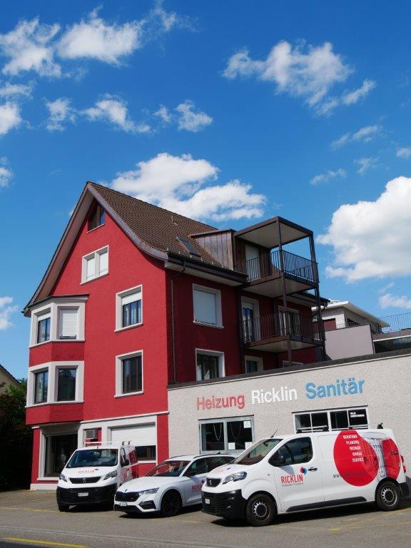 Ricklin AG Gebäude in Wettingen mit Fahrzeugen